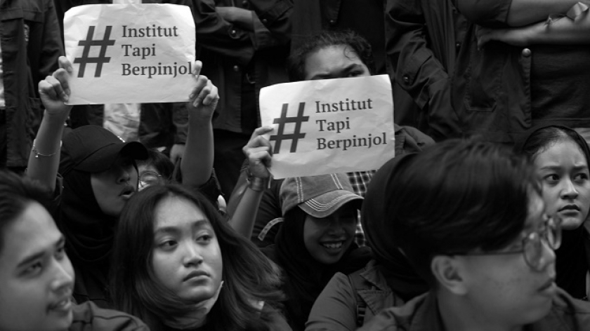 Mahasiswa ITB menggelar aksi menolak skema pembayaran uang kuliah melalui platform pinjaman online (pinjol) di depan gedung Rektorat ITB, Bandung, Senin, 29 Januari 2024. (Foto: Prima Mulia/BandungBergerak.id)