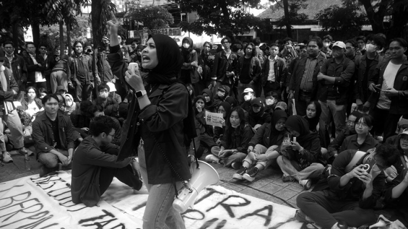 Mahasiswa ITB menggelar aksi menolak skema pembayaran uang kuliah melalui platform pinjaman online (pinjol) di depan gedung Rektorat ITB, Bandung, Senin, 29 Januari 2024. (Foto: Prima Mulia/BandungBergerak.id)