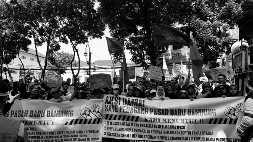 Ratusan pedagang Pasar Baru berunjuk rasa di depan kantor Wali Kota Bandung, Kamis, 1 Februari 2024. Pedagang menuntut pemerintah untuk mengevaluasi perjanjian kerja sama dengan pihak pengelola. (Foto: Emi La Palau/BandungBergerak.id)