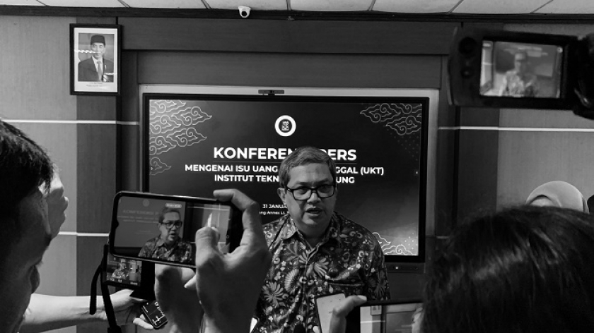 Pejabat rektorat ITB menggelar konferensi pers usai meledaknya polemik skema pinjol untuk membayar UKT ITB, Rabu, 31 Januari 2024. (FOTO: Emi La Palau/BandungBergerak.id)