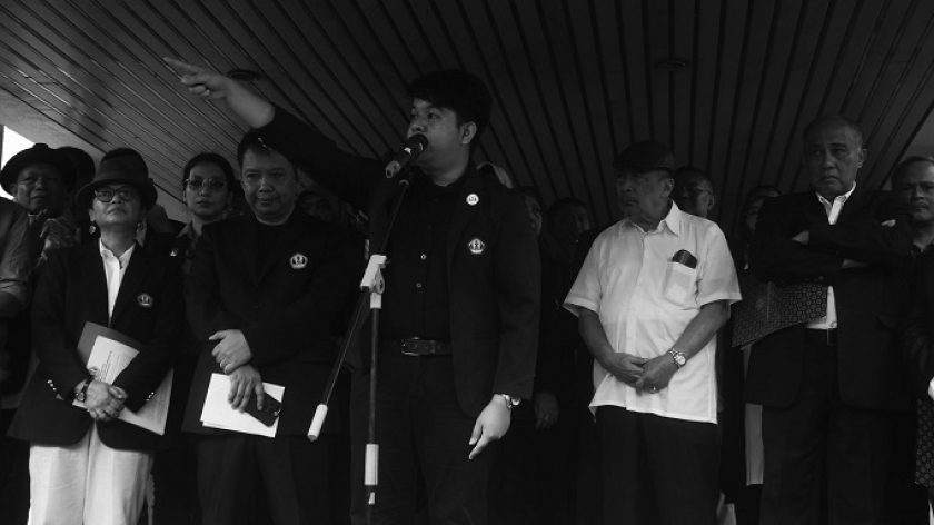 Perwakilan mahasiswa berorasi tentang kemunduran demokrasi bersama guru besar dan dosen di depan gedung Universitas Padjadjaran, Bandung, 3 Februari 2024. (Foto: Prima Mulia/BandungBergerak.id)