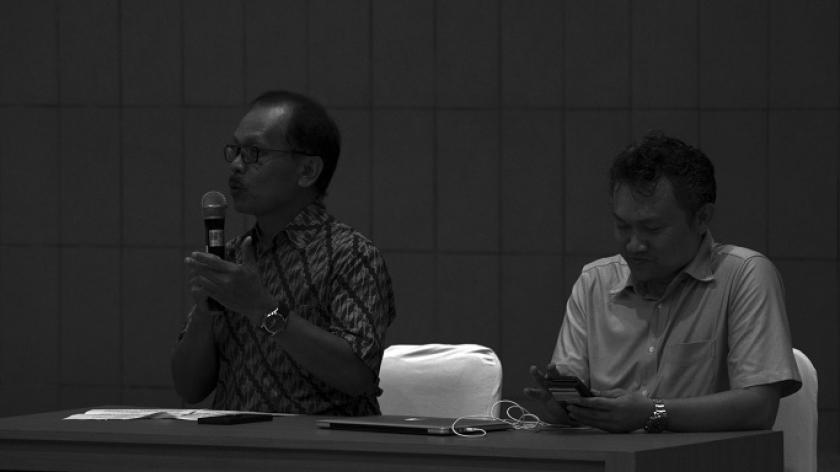 Guru Besar FSRD Yasraf Amir Piliang dalam deklarasi komunitas guru besar dan dosen ITB di Sasana Budaya Ganesha, Bandung, Senin, 5 Februari 2024. (Foto: Prima Mulia/BandungBergerak.id)