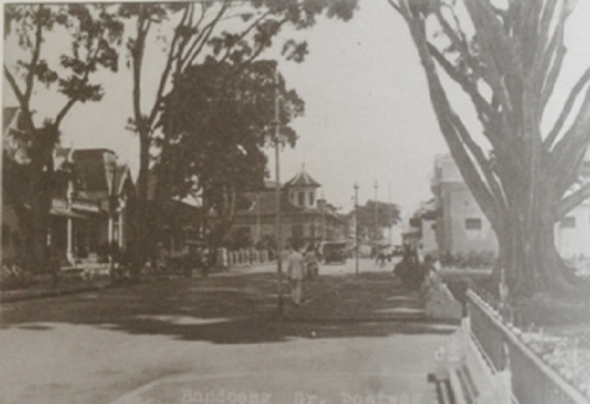 Grote Postweg atau Jalan Raya Pos (kini Jalan Asia Afrika) di depan Hotel Post Road pada awal 1910-an. (Repro dari buku “Album Bandoeng En Omstreken 1845-1910”, Sudarsono Katam)