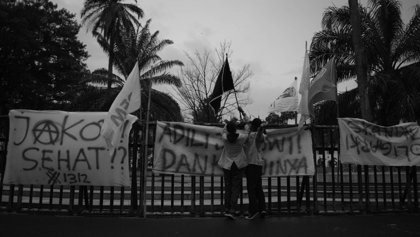 Bentangan spanduk berisi kritik terhadap pemerintahan Jokowi dalam aksi Mimbar Demokrasi dan Maklumat Jawa Barat, Rabu 7 Februari 2024 sore di depan Gedung Sate, Bandung. (Foto: Prima Mulia/BandungBergerak.id)