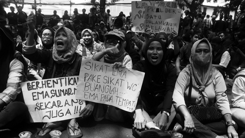 PKL Dalem Kaum menggelar aksi unjuk rasa di gerbang Pemkot Bandung, Rabu, 7 Februari 2024. Mereka menolak digusur. Pedagang juga menuntut Sekretaris Daerah Ema Sumarna mundur. (Foto: Prima Mulia/BandungBergerak.id)