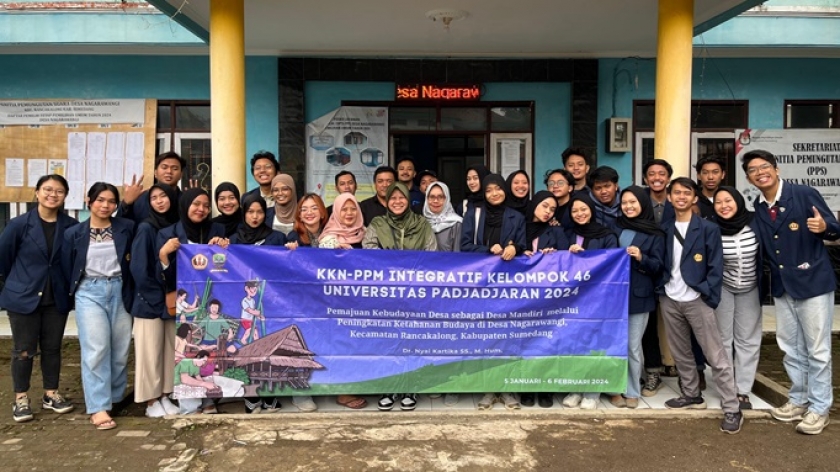 KKN-PPM Kelompok 46 Unpad bersama perangkat Desa Nagarawangi, Sumedang. (Foto: Muhammad Firyal Dzikri)