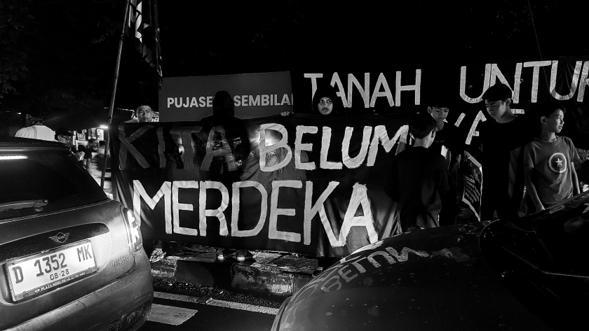 Aksi warga Dago Elos dalam konferensi pers di Terminal Dago, Bandung, Sabtu, 10 Februari 2024 malam. (Foto: Awla Rajul/BandungBergerak.id)