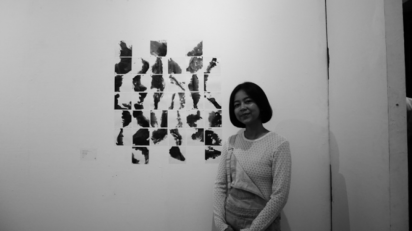 Angelica dan karyanya bertajuk Merupa Angan dalam Pameran Studi Bandung oleh Kolektif Taboo di Sanggar Olah Seni, Jalan Siliwangi, yang berlangsung hingga 13 Februari 2024. (Foto: Fitri Amanda/BandungBergerak.id)