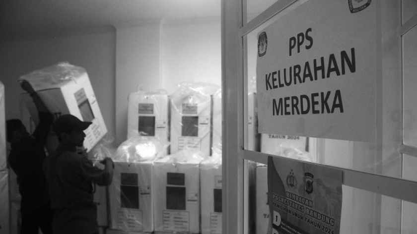 Petugas KPPS Pemilu 2024 menyusun kotak berisi surat suara yang sudah dihitung di gudang logistik Kelurahan Merdeka, Kota Bandung, Kamis, 15 Februari 2024. (Foto: Prima Mulia/BandungBergerak.id)