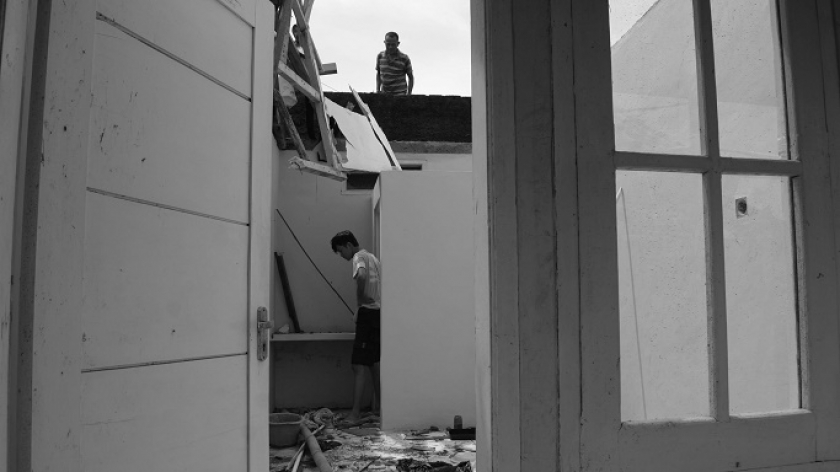 Kondisi rumah pascaangin topan Rancaekek di Desa Sukadana, Kecamatan Cimanggung, Sumedang, 22 Februari 2024. (Foto: Prima Mulia/BandungBergerak.id)