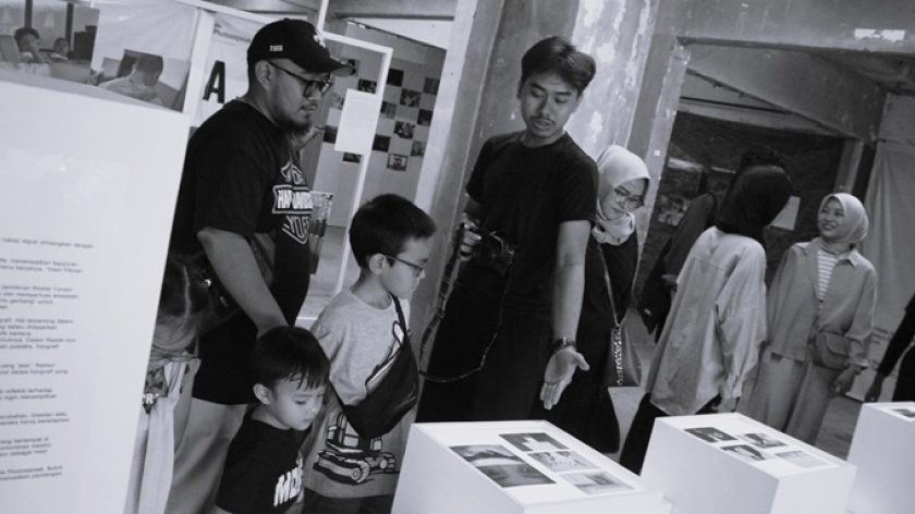 Pengunjung mendengarkan penjelasan karya foto dalam pameran Photo’s Speak  bertajuk Alive di The Hallway Space, 22 Februari 2024. (Foto: Muhammad Jadid Alfadlin/BandungBergerak.id)