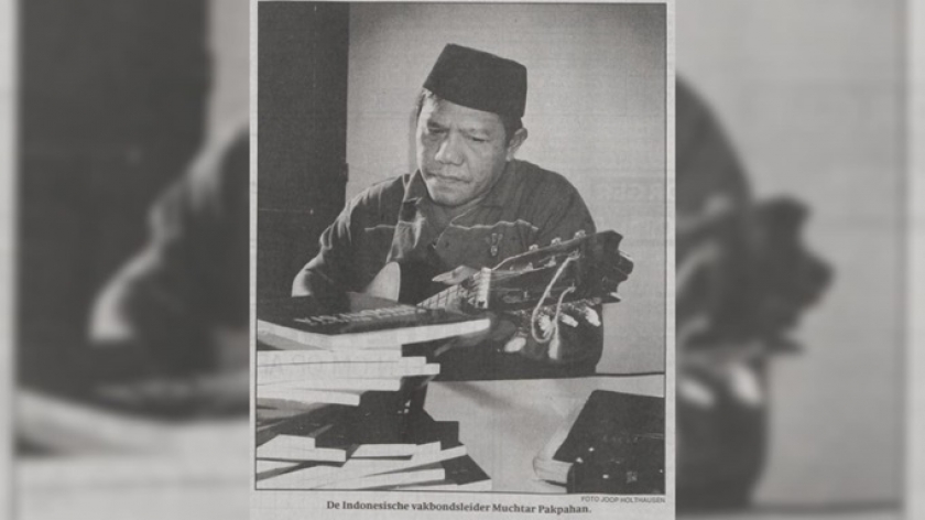 Potret Muchtar Pakpahan di Surat Kabar Het Parool yang terbit 22 September 1995. Ia tampil dalam sebuah berita berkepala Suharto beducht voor stridjbare vakboden (Suharto takut serikat buruh yang militan). (Foto: Dhelper.nl)