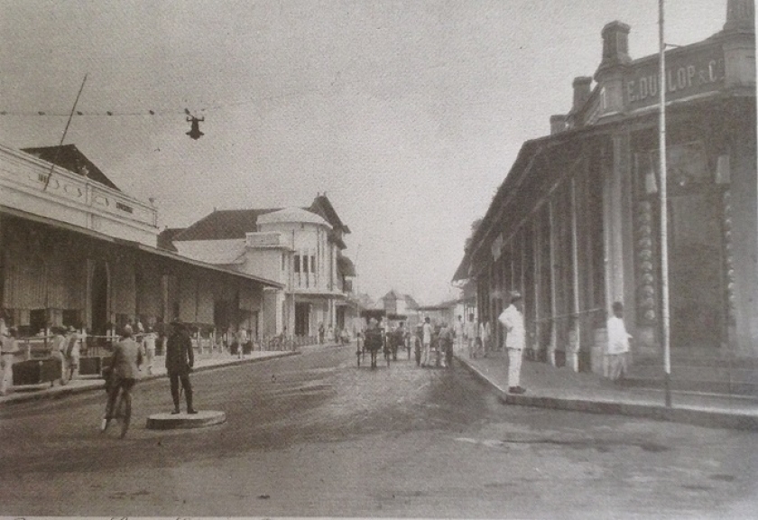 Pertigaan Bragaweg (Jalan Braga) dan Grote Postweg (Jalan Asia Afrika), Bandung, tahun 1900-an. (Foto repro dari buku “Album Bandoeng En Omstreken 1845-1910”, Sudarsono Katam)