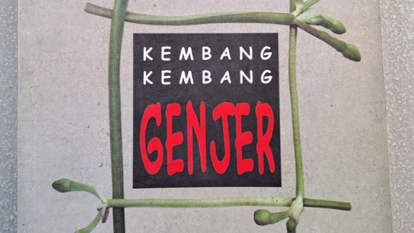 Sampul buku Kembang-kembang Genjer karya Fransisca Ria Susanti (Lembaga Sastra Pembebasan, 2006). (Foto: Tri Joko Her Riadi/BandungBergerak.id)