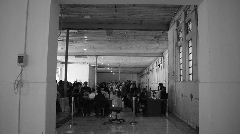 Warga antre bantuan beras di Kantor Pos Bandung, Jalan Asia Afrika, Kamis, 29 Februari 2024. Harga beras mencatat rekor tertinggi sepanjang pemerintahan Jokowi. (Foto: Prima Mulia/BandungBergerak.id) 