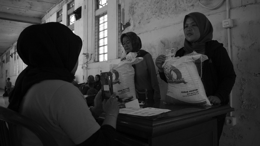 Warga antre bantuan beras di Kantor Pos Bandung, Jalan Asia Afrika, Kamis, 29 Februari 2024. Harga beras mencatat rekor tertinggi sepanjang pemerintahan Jokowi. (Foto: Prima Mulia/BandungBergerak.id) 