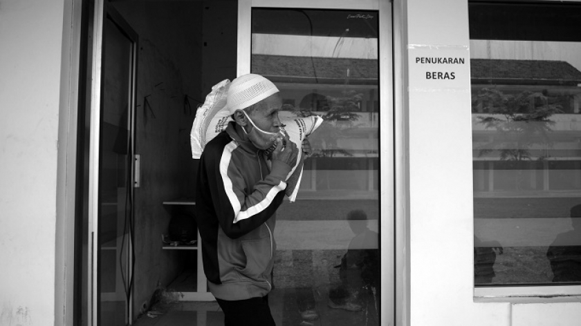 Warga menerima bantuan beras di Kantor Pos Bandung, Jalan Asia Afrika, Kamis, 29 Februari 2024. Harga beras mencatat rekor tertinggi sepanjang pemerintahan Jokowi. (Foto: Prima Mulia/BandungBergerak.id) 