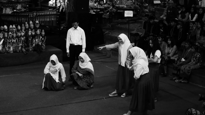 Pertunjukan kabaret oleh Forum Anak yang menceritakan perundungan, perkawinan usia anak, dan kekerasan terhadap anak, di Saung Angklung Udjo, Bandung, Minggu, 3 Maret 2024. (Foto: Fitri Amanda/BandungBergerak.id)