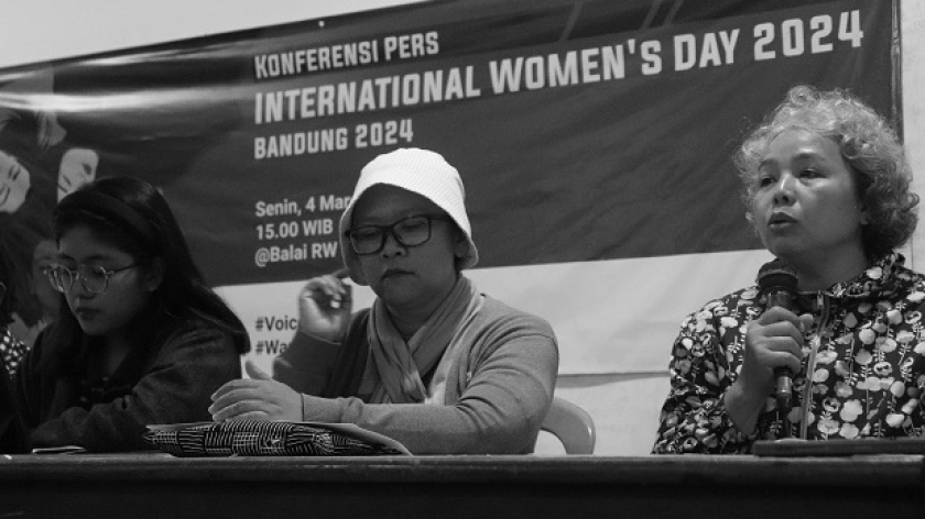 Eva Eryani dari Tamansari Melawan menjelaskan dampak penggusuran terhadap perempuan dalam konferensi pers International Women’s Day (IWD) 2024 di Balai RW 02 Dago Elos, Bandung, Senin, 4 Maret 2024. (Foto: Salma Nur Fauziyah/BandungBergerak.id)