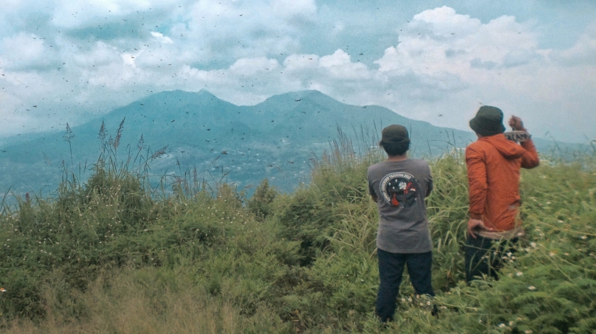 Dua orang pendaki berada di puncak Gunung Nini menjelang tengah hari, memandang Gunung Malabar yang berada di arah selatan, Februari 2024. (Foto: Gan Gan Jatnika)