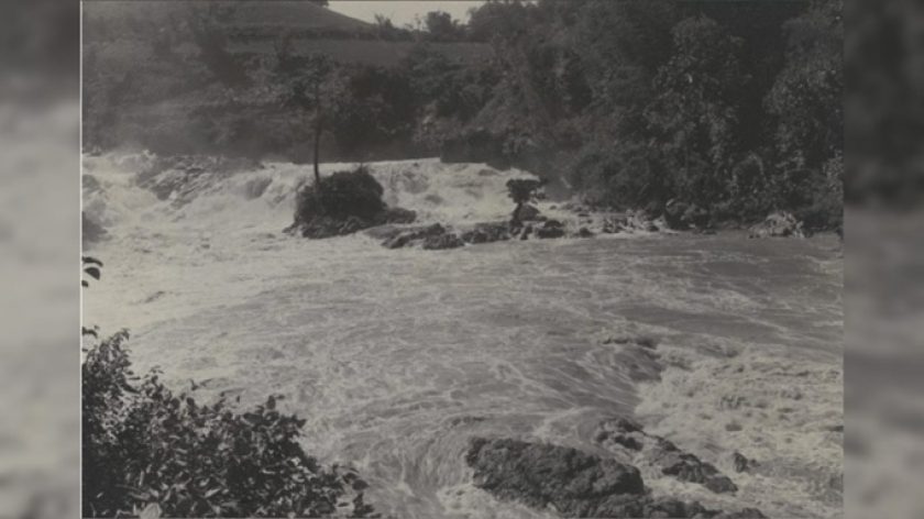 Foto lama arsip dari Perpustakaan Universitas Leiden yang kemungkinan besar merupakan foto-foto dari Curug Lanang dan Curug Kapek. (Foto: Dokumentasi Malik Ar Rahiem) 