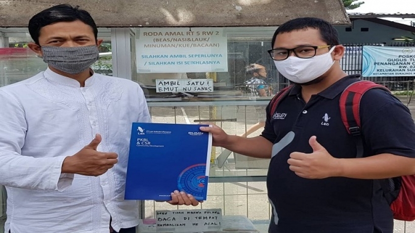 Muhammad Sufyan Abdurahman (kiri) bersama donatur dari PT Len, berpose di depan Roda Amal, program gotongroyong RT 05 RW 2 Sukawarna, Kecamatan Sukajadi, Kota Bandung. (Dok. Muhammad Sufyan Abdurahman, 2021) 