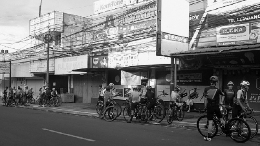 Peserta Salasakahiji berhasil mencapai finis di Jalan Raya Lembang, Kota Bandung, Selasa, 5 Maret 2024. (Foto:  Hizqil Fadl Rohman/BandungBergerak.id)
