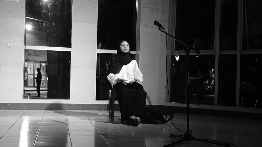 Azkia Luthfiyana dari Teater Lakon membawakan naskah The Harbor karya Heba Daoud dalam Gaza Monolog Bandung di kampus Unisba, Jumat, 8 Maret 2024. (Foto: Tofan Aditya/BandungBergerak.id)