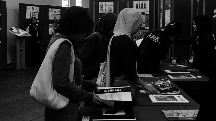 Pengunjung sedang melihat karya dalam Pameran Binar di Gedung Student Center Itemas, Bandung, 15 Maret 2024. (Foto: Muhammad Jadid Alfadlin/BandungBergerak.id)