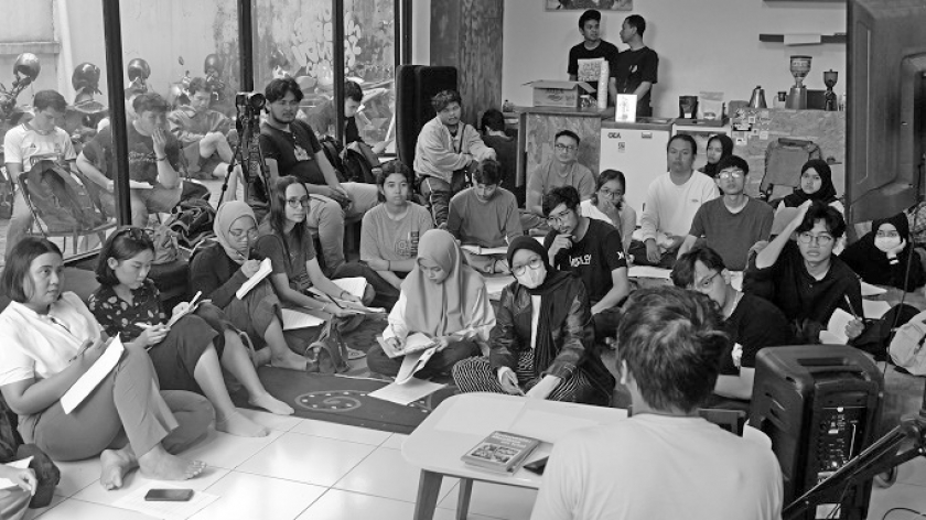 Zen RS memberikan materi di acara Nyantren Jurnalistik di Kedai Jante, Perpustakaan Ajip Rosidi, Bandung, Sabtu, 23 Maret 2024. (Foto: Arya Rizaldi/BandungBergerak.id)