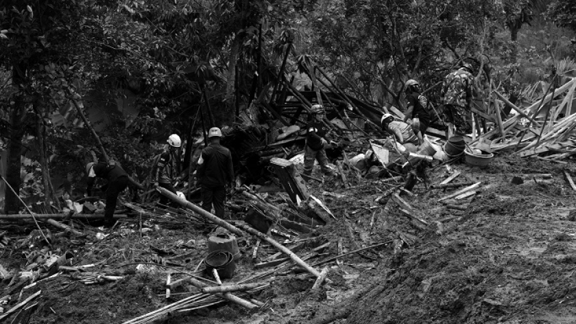 Rumah tertimbun longsor di Kecamatan Cipongkor, Kabupaten Bandung Barat, Senin, 25 Maret 2024. (Foto: Prima Mulia/BandungBergerak.id) 