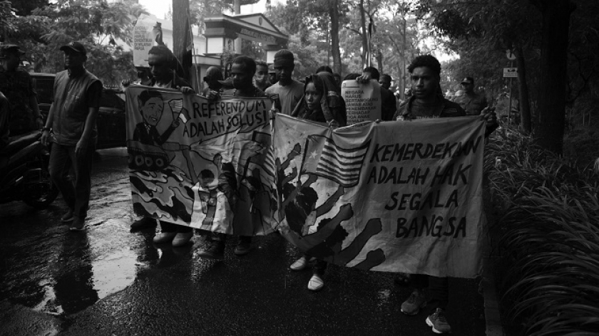 Mahasiswa dan aktivis Papua melakukan aksi dari depan Kodam III Siliwangi sampai ke Gedung Merdeka, Bandung, 27 Maret 2024. (Foto: Prima Mulia/BandungBergerak.id) 