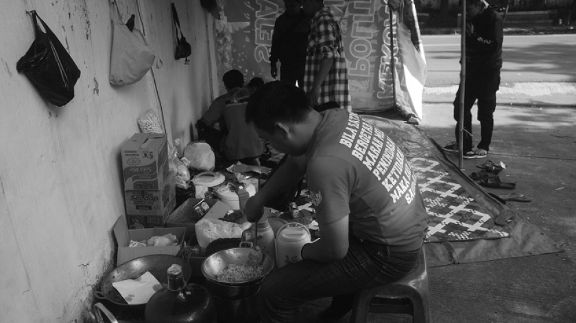 Buruh PT Sokolancar dan PT Bapintri yang di PHK sepihak melakukan aksi protes dengan tinggal di tenda darurat di depan pabrik di Cimahi, 29 Maret 2024. (Foto: Prima Mulia/BandungBergerak.id)