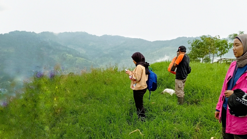 Salah satu titik puncak Gunung Bubut, dengan pemandangan Gunung Tanjaknangsi di seberangnya, Maret 2024. (Foto: Gan Gan Jatnika)