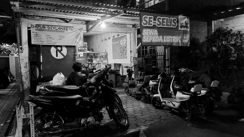 Warung nasi milik Ambu Iceu yang sering dijadikan tempat nongkrong warga di Dago Elos, Bandung, Jumat, 22 Maret 2024. (Foto: Awla Rajul/BandungBergerak.id)