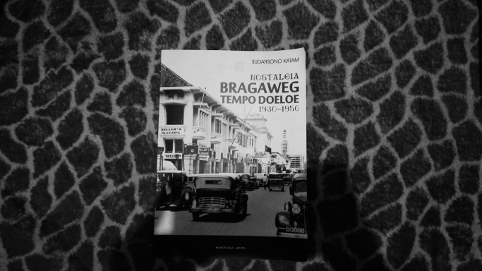 Buku Bandung #74: Menjelajah Braga Tempo Doeloe 