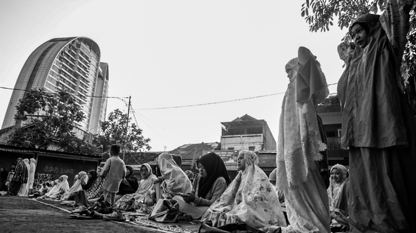 Barisan salat Id warga Dago Elos di Terminal Dago, Bandung, Rabu, 10 April 2024. (Foto: Virliya Putricantika/BandungBergerak.id)