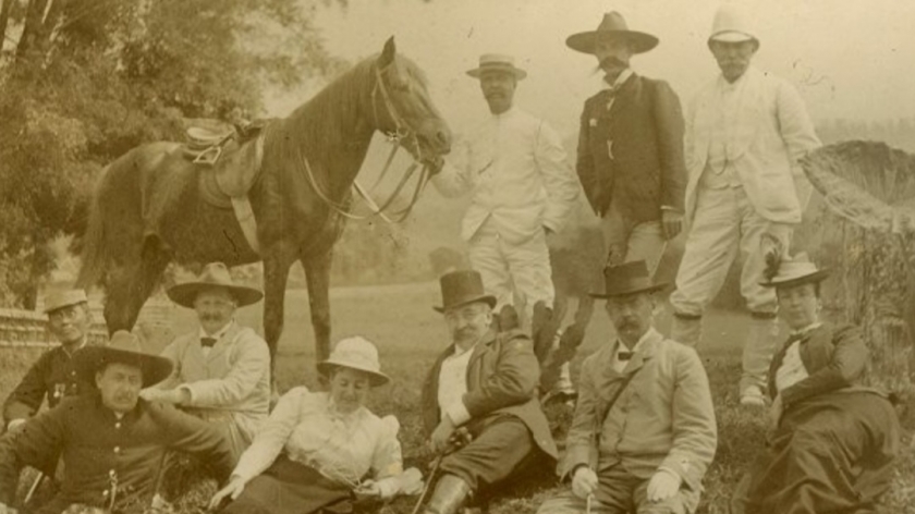 Giuseppe Ursone, duduk kiri depan, dengan istrinya Anna Carolina van Dijk di kompleks Baru Ajak, Lembang. (Sumber foto: wereldculturen.nl)