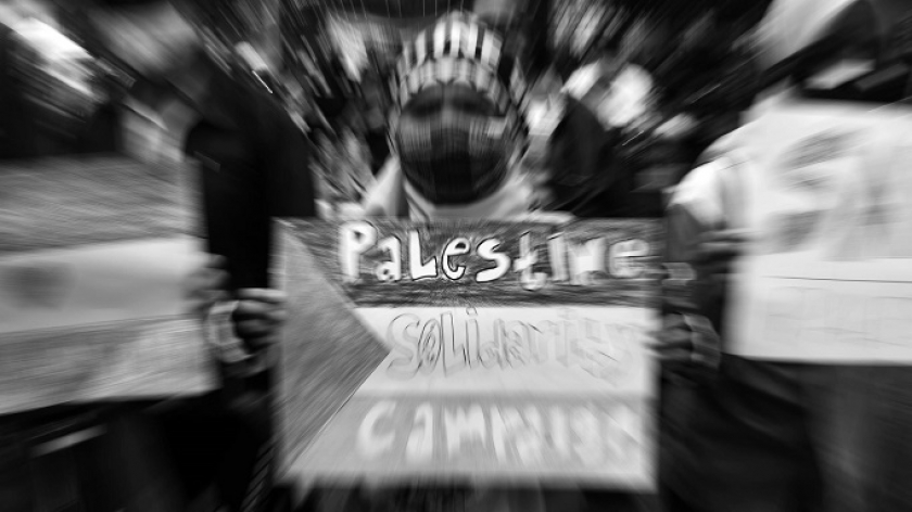 Aksi unjuk rasa mendukung kemerdekaan Palestina di Gedung Merdeka, Jalan Asia Afrika, Bandung, 18 Mei 2021. (Foto: Prima Mulia/BandungBergerak.id) 