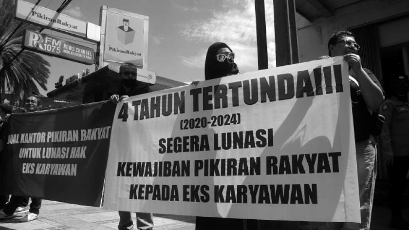 Lebih dari 100 orang ekspegawai dan wartawan Pikiran Rakyat melakukan aksi unjuk rasa di halaman PT Pikiran Rakyat, Bandung, 18 April 2024. (Foto: Prima Mulia/BandungBergerak.id)