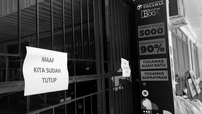 Pengumuman dari Toko Buku Togamas Buah Batu, Bandung yang tutup, 18 April 2024. (Foto: Prima Mulia/BandungBergerak.id)