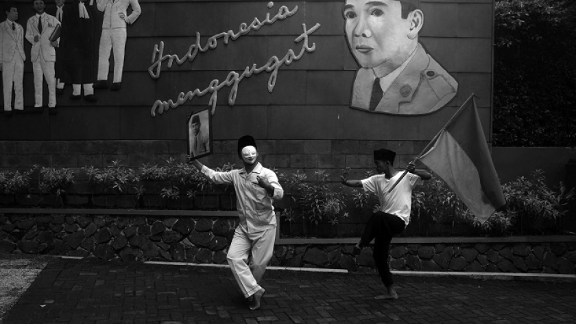 Seniman memperingati bulan Bung Karno di Gedung Indonesia Mengguggat, Bandung, 6 Juni 2023. (Foto: Prima Mulia/BandungBergerak.id)