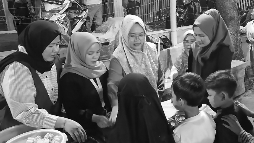 Ibu-ibu membagikan kakaren kepada anak-anak di acara halalbihalal Dago Elos, Bandung, Sabtu, 20 April 2024. (Foto: Tofan Aditya/BandungBergerak.id)