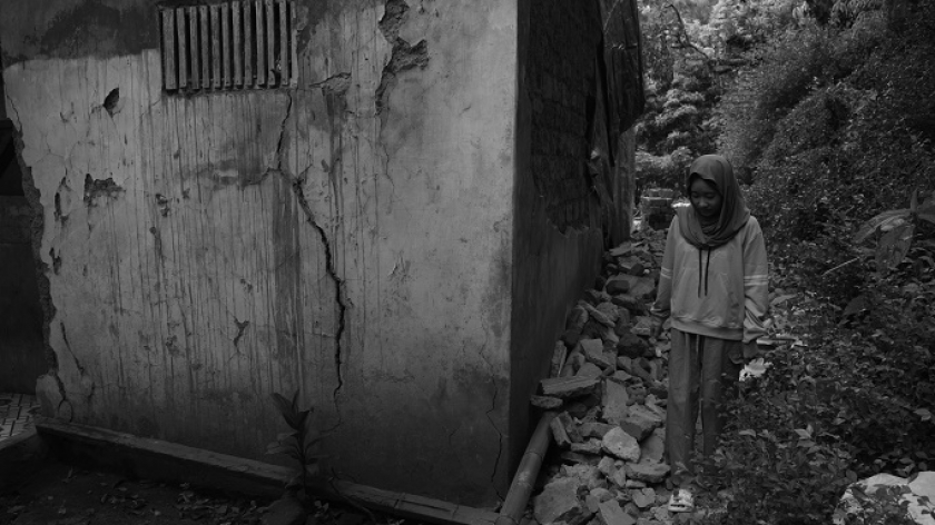 Warga melewati rumah terdampak gempa Garut di Kampung Citatah, Kecamatan Cipatat, Kabupaten Bandung Barat, Minggu, 28 April 2024. (Foto: Prima Mulia/BandungBergerak.id)