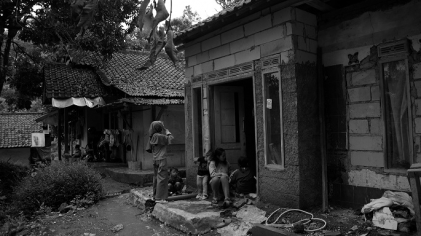 Warga berkumpul di luar rumah setelah terjadi gempa Garut di Kampung Citatah, Kecamatan Cipatat, Kabupaten Bandung Barat, 28 April 2024. (Foto: Prima Mulia/BandungBergerak.id)