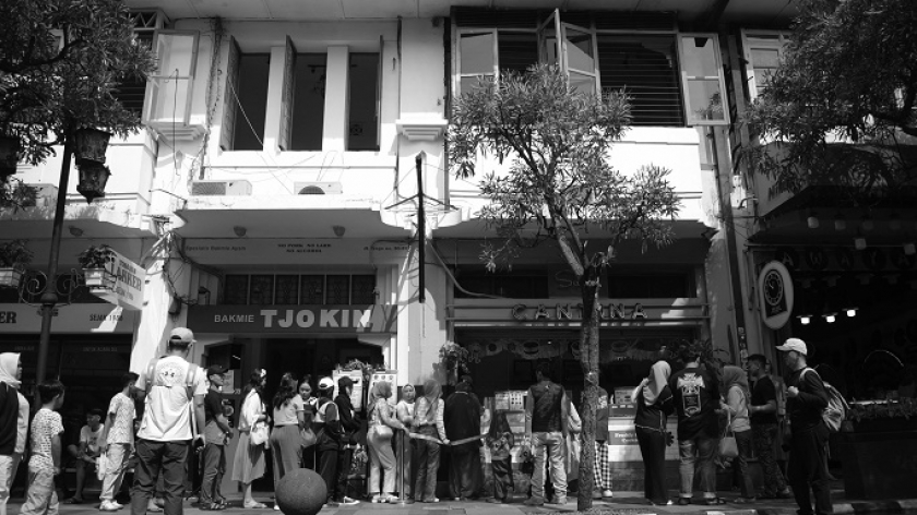Warga antre membeli es krim di Jalan Braga, Bandung saat diberlakukan Braga Free Vehicle, 5 Mei 2024. (Foto: Prima Mulia/BandungBergerak.id)